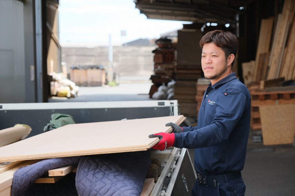 木材をトラックに積む男性作業員