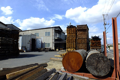 未加工の木材と加工済の木材が積まれている様子
