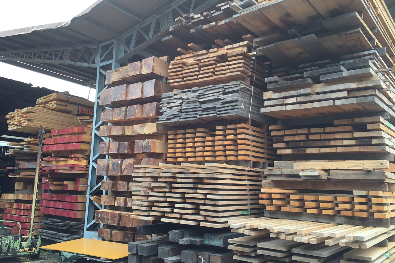 加工済木材を在庫として整頓してある様子
